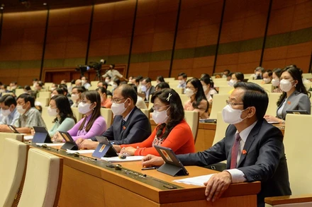 Đại biểu Quốc hội nghe các báo cáo sáng 22/7