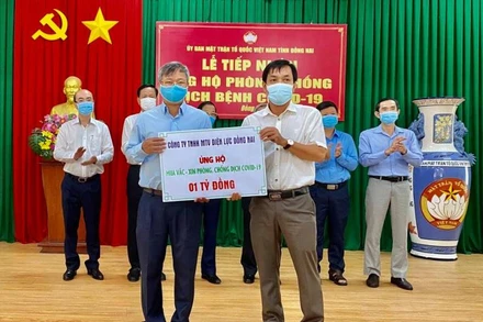 Lãnh đạo tỉnh Đồng Nai tiếp nhận ủng hộ. 