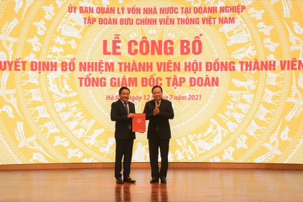 Chủ tịch Ủy ban Quản lý vốn nhà nước tại doanh nghiệp Nguyễn Hoàng Anh trao quyết định bổ nhiệm ông Huỳnh Quang Liêm giữ chức vụ Thành viên Hội đồng thành viên Tập đoàn VNPT.