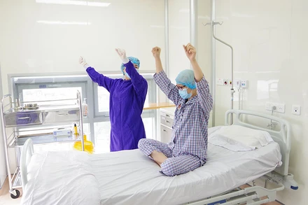 Bệnh nhân V.A tập vận động các cơ theo sự hướng dẫn của điều dưỡng chăm sóc sau khi thực hiện ghép tế bào gốc.