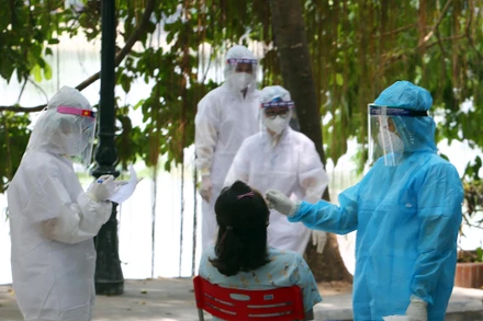 Lấy mẫu xét nghiệm tại khu vực phong tỏa ở Hà Nội. Ảnh: DUY LINH