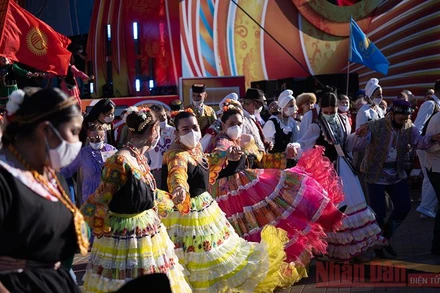 Hàng nghìn người nắm tay xoay tròn mừng lễ hội.