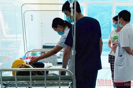 Công nhân bị ngộ độc được điều trị tại Trạm y tế xã Lùng Vai.