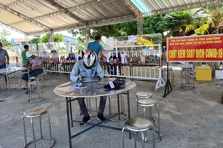 Người dân khai báo y tế tại chốt kiểm soát dịch bệnh trên Quốc lộ 1 A đoạn thị xã Hoài Nhơn, tỉnh Bình Định.