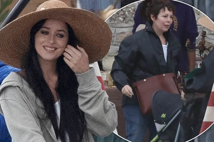 Các diễn viên Dakota Johnson và Olivia Colman trong phim “The Lost Daughter”. (Ảnh: Daily Mail)