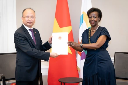 Đại sứ Đinh Toàn Thắng trình Thư Ủy nhiệm lên bà Louise Mushikiwabo, Tổng Thư ký OIF. 