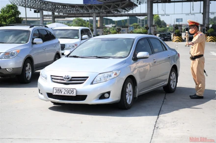 Cảnh sát giao thông trong quá trình làm nhiệm vụ tại các chốt cần phối hợp với các đơn vị chức năng để tạo điều kiện cho phương tiện di chuyển trên "luồng xanh quốc gia".