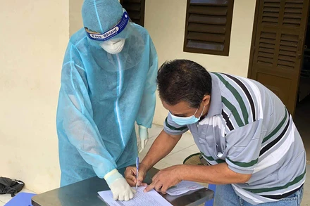 Ký thủ tục xuất viện tại Bệnh viện Dã chiến số 1 TP Hồ Chí Minh. (Ảnh: DH)