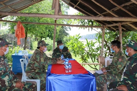Lực lượng tuần tra biên giới Lào đang lên phương án tuần tra biên giới, ngăn chặn các trường hợp nhập cảnh trái phép. (Ảnh: Báo Pasaxon)