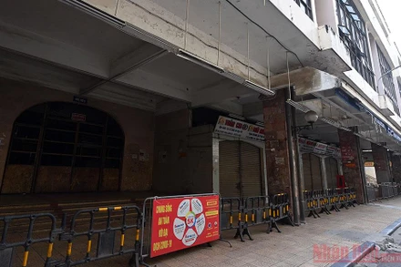 Hè phố Hà Nội vắng lặng trong những ngày giãn cách xã hội.