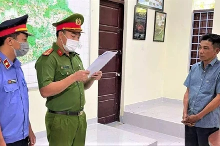 Cơ quan Cảnh sát điều tra Công an huyện Ea Kar công bố quyết định khởi tố bị can và lệnh bắt tạm giam đối với Hoàng Công Ý.