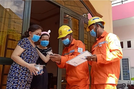 Công nhân công ty Điện lực TP Thủ Đức hướng dẫn người dân sử dụng tiết kiệm điện các thiết bị làm mát trong gia đình.