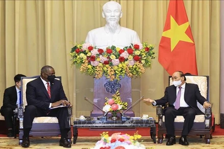 Chủ tịch nước Nguyễn Xuân Phúc tiếp Bộ trưởng Quốc phòng Hoa Kỳ Lloyd Austin. (Ảnh: TTXVN)