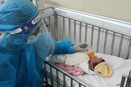 Thai nhi được các y, bác sỹ chăm sóc và theo dõi đặc biệt.