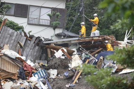 Tìm kiếm người mất tích tại thành phố Atami, tỉnh Shizuoka. (Ảnh: Kyodo)