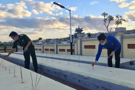 Thắp hương tại các phần mộ liệt sĩ.