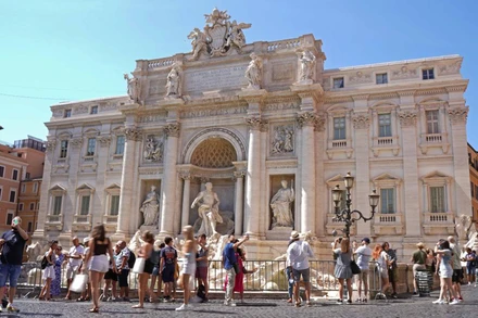 Du khách tại Đài phun nước Trevi ở Rome, Italy hôm 11-7 (Ảnh: Xinhua)