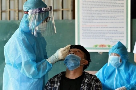 Thí sinh dự thi tốt nghiệp THPT được xét nghiệm Covid-19.