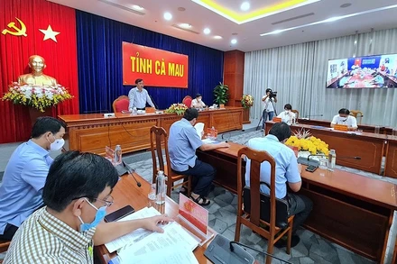 Cà Mau họp trực tuyến rút kinh nghiệm sau 12 ngày giãn cách xã hội vào tối 30/7.