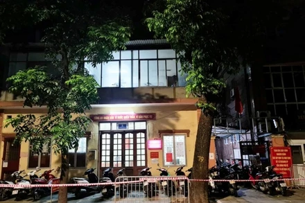 Phong tỏa tạm thời trụ sở Công an phường Lê Đại Hành. (Ảnh: HỮU HOÀNG)