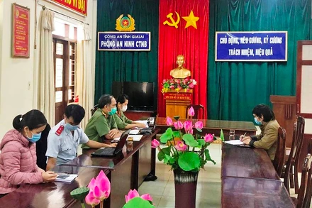 Lực lượng chức năng làm việc với ông L. (bên phải).