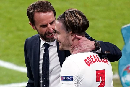HLV Gareth Southgate và Jack Grealish sau trận đấu với Đan Mạch. (Ảnh: ExpressAndStar) 