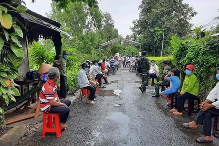 Rất đông lãnh đạo và người dân đến dự dỡ phong tỏa tại xã Mỹ Hạnh Đông (thị xã Cai Lậy), trong đó có đồng chí T.V.T.