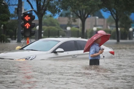 Đường phố Trịnh Châu ngập sâu dưới mưa.