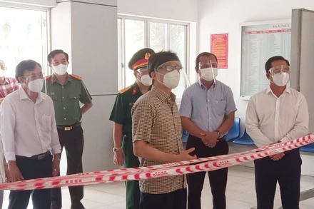 Phó Thủ tướng Vũ Đức Đam đi kiểm tra, thăm và động viên tinh thần của tập thể cán bộ, y bác sĩ đang làm nhiễm vụ tại Bệnh viện dã chiến số 2, huyện Tân Trụ.