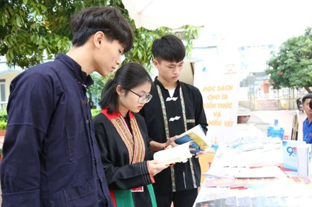 Đọc sách nâng cao kiến thức là hoạt động đang được nhiều bạn trẻ quan tâm. 