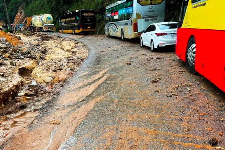 Lũ ống gây ách tắc giao thông tại đèo Ô Quý Hồ, quốc lộ 4D nối thị xã Sa Pa với thành phố Lai Châu.
