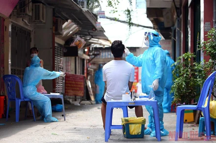 Xét nghiệm cho người dân khu vực Văn Chương, Đống Đa, Hà Nội. Ảnh: ĐĂNG ANH