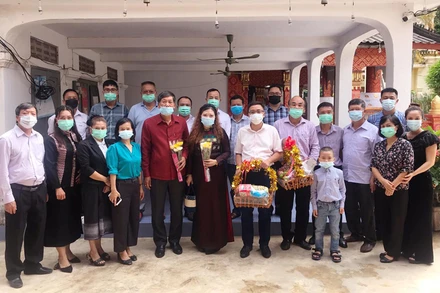 Tổng Lãnh sự Nguyễn Đăng Hùng (áo đỏ), dẫn đầu đoàn Tổng Lãnh sự quán Việt Nam tại tỉnh Luang Prabang dâng hương, tưởng niệm các Anh hùng, liệt sĩ tại Wat Mahathat, ngày 27/7/2021. (Ảnh: Tổng Lãnh sự quán Việt Nam tại Luang Prabang). 