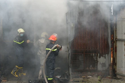 Vòi nước công suất lớn liên tục được phun vào đám cháy để dập lửa.