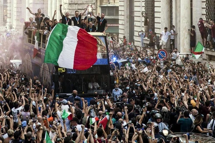 Biển người trên đường phố Roma trong màn diễu hành hoành tráng mừng chức vô địch EURO 2020. (Ảnh: ANSA)