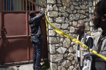 Lực lượng an ninh phong tỏa lối vào nhà riêng của Tổng thống Moise. (Ảnh: AP)