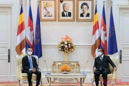 Đại sứ Vũ Quang Minh đến chào từ biệt Thủ tướng Campuchia Samdech Techo Hun Sen nhân dịp kết thúc nhiệm kỳ.