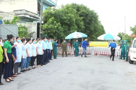 Lực lượng chức năng gỡ bỏ phong tỏa cụm dân cư xóm 7, thôn Thanh Lâm, xã Đông Minh (Tiền Hải, Thái Bình), sáng 31/7.