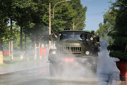 Lực lượng quân đội phun khử khuẩn tại thành phố Thủ Dầu Một, tỉnh Bình Dương.