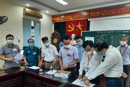 Cục trưởng Mai Văn Trinh cùng đaonf công tác kiểm tra thực tế công tác tổ chức Kỳ thi tốt nghiệp THPT 2021 tại Ninh Bình