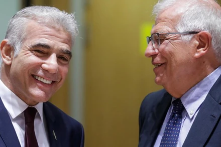 Ông Josep Borrell (bên phải) và Ngoại trưởng Israel Yair Lapid. Ảnh: La Repubblica.
