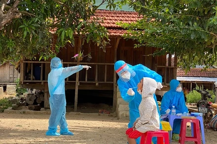 Lực lượng y tế tổ chức lấy mẫu xét nghiệm lần 2 cho tất cả 1.150 người dân khu vực phong tỏa buôn Ly, xã Ea Trol, huyện Sông Hinh, Phú Yên.