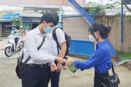 Tình nguyện viên hỗ trợ thí sinh tại một điểm thi.