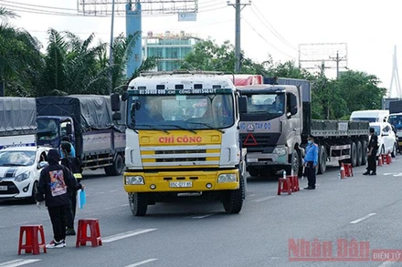 Ảnh minh họa: TP Cần Thơ siết chặt kiểm soát người và phương tiện đi vào nội đô để phòng, chống dịch Covid-19.