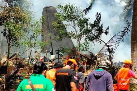 Những nhân viên cứu nạn đầu tiên có mặt tại hiện trường. (Ảnh: Reuters) 