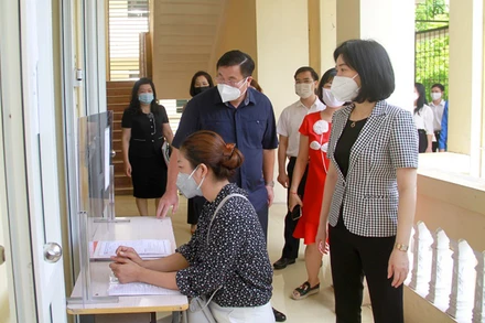 Đoàn kiểm tra số 12 của Ban Thường vụ Thành ủy Hà Nội kiểm tra điểm thi Trường THPT Việt Nam - Ba Lan.