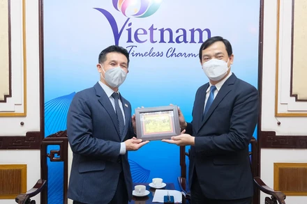 Tổng cục trưởng Nguyễn Trùng Khánh tặng quà lưu niệm ông Takahashi Ayumi. (Ảnh: TCDL) 