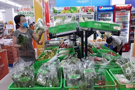 Người dân mua sắm hàng hóa tại siêu thị Hapro Mart Thành Công chiều 18-7.