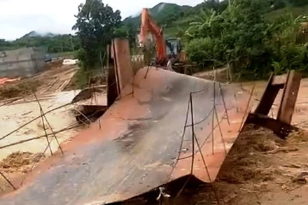 Nước suối Sim dâng nhanh, cuốn trôi cầu tạm gần nơi nhà thầu đang thi công công trình.