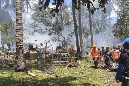 Lực lượng cứu nạn đưa thi thể nạn nhân ra khỏi hiện trường. (Ảnh: AP) 